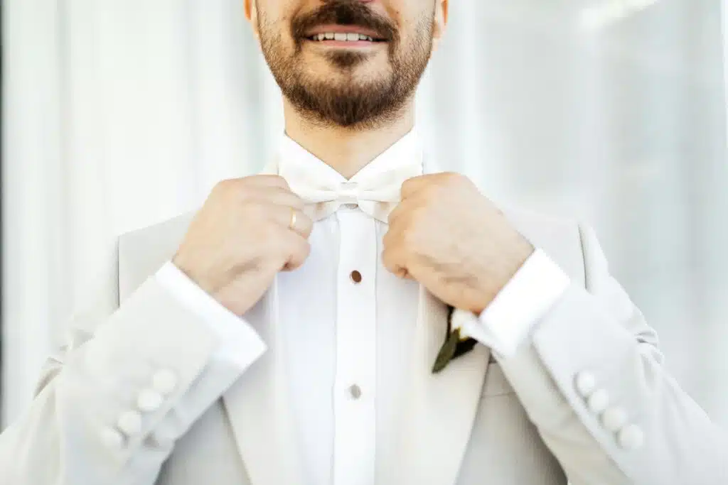 can men wear white to a wedding