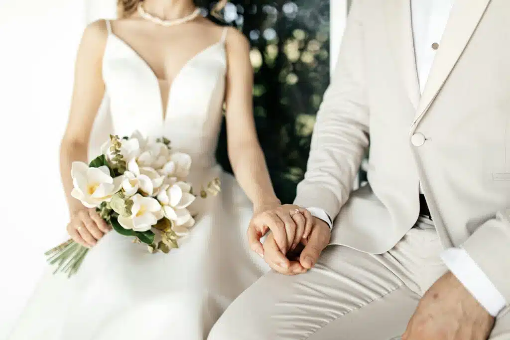 can men wear white to a wedding