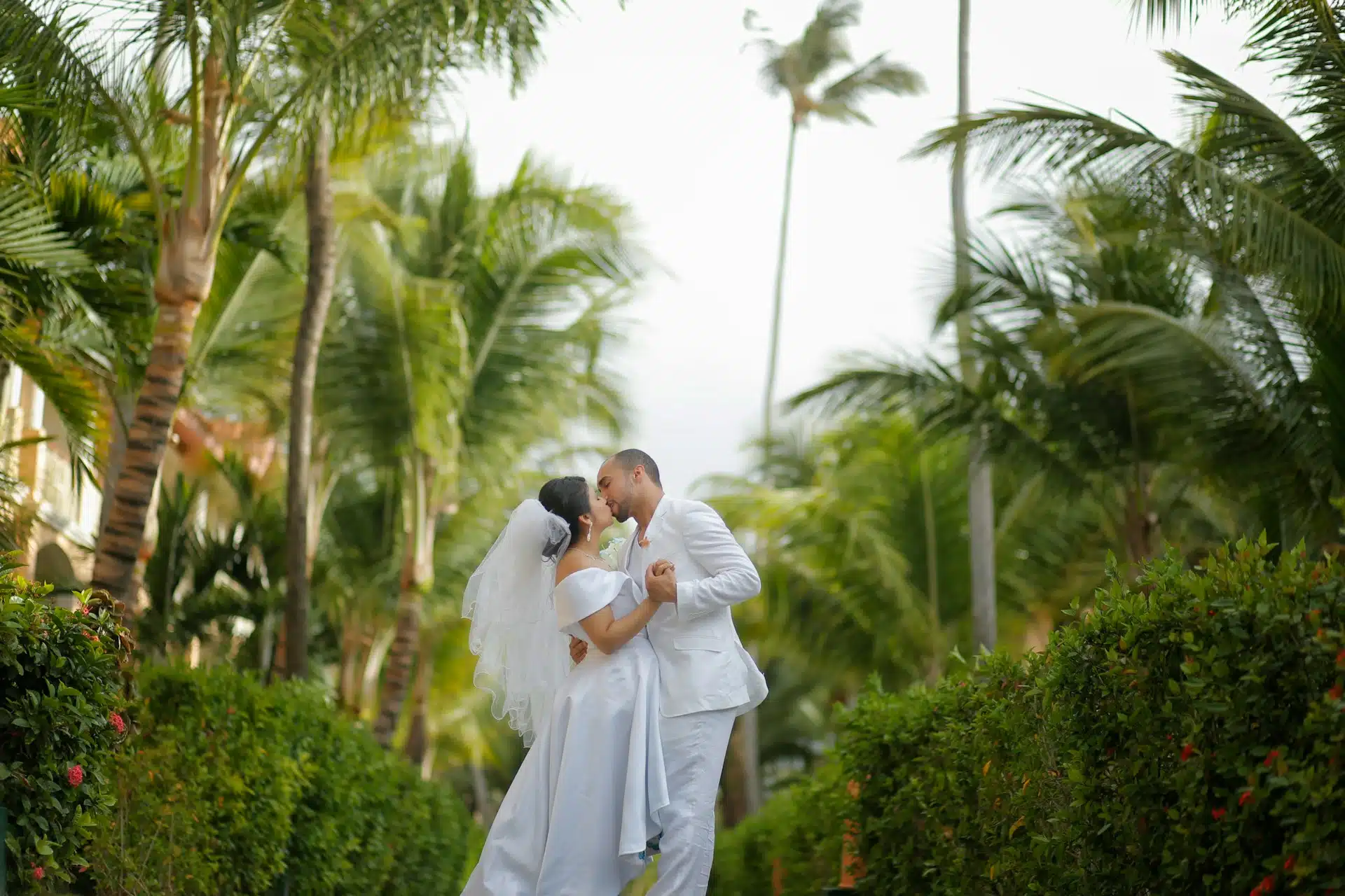 can men wear white to a wedding