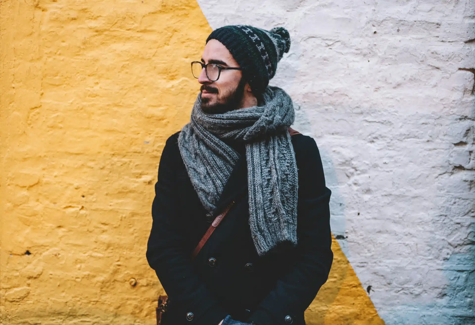 how to wear a scarf men