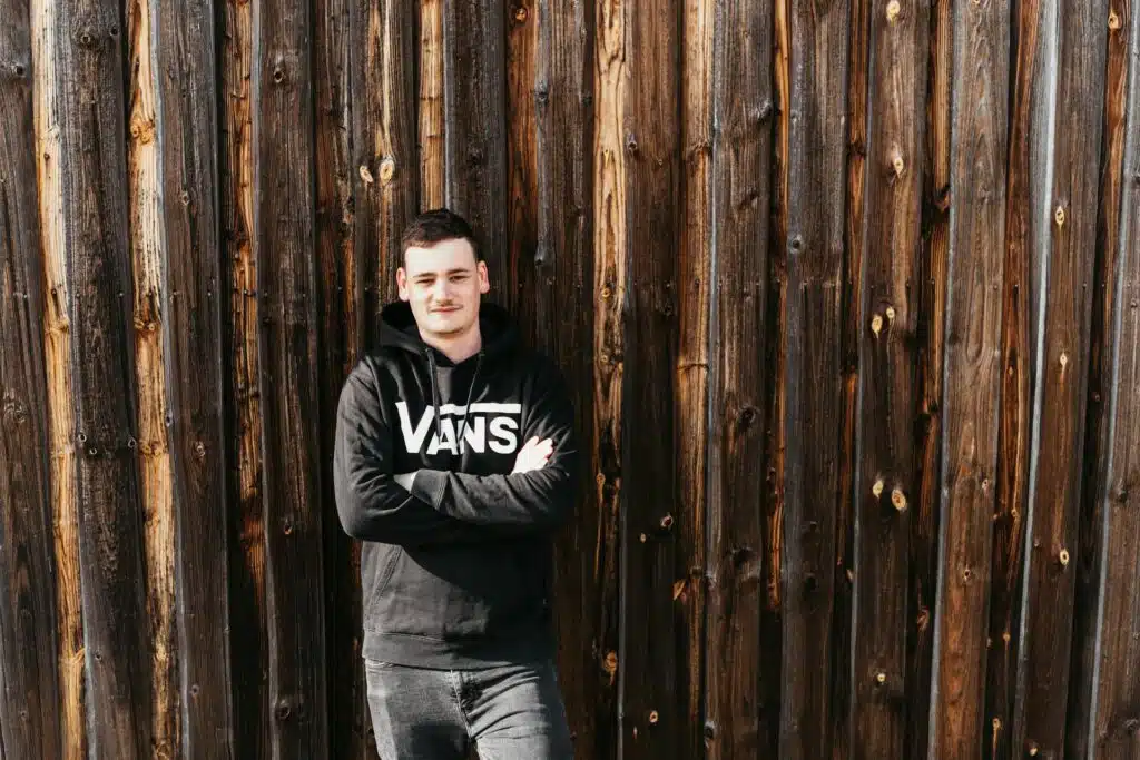 what to wear with black jeans men