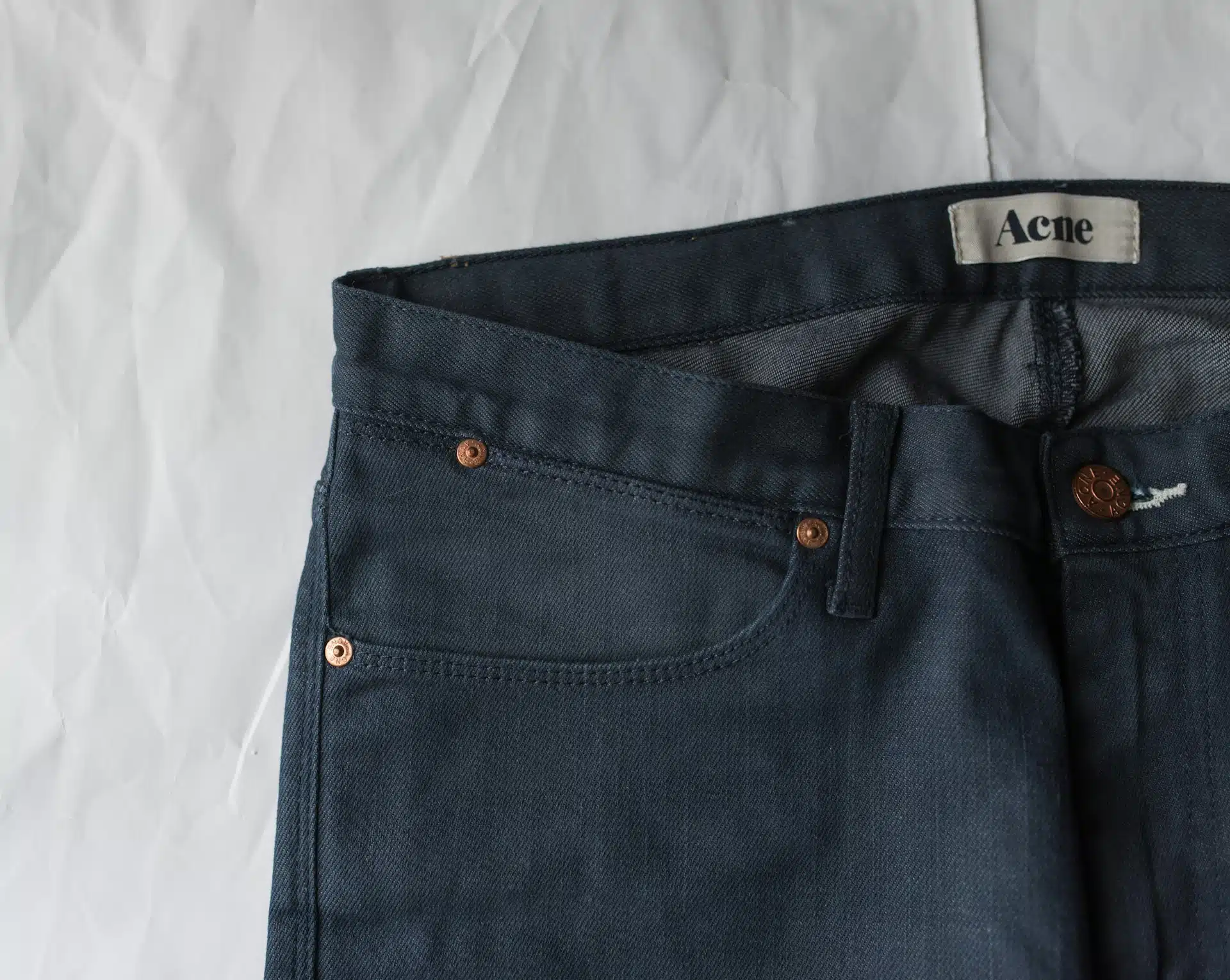 what to wear with black jeans men