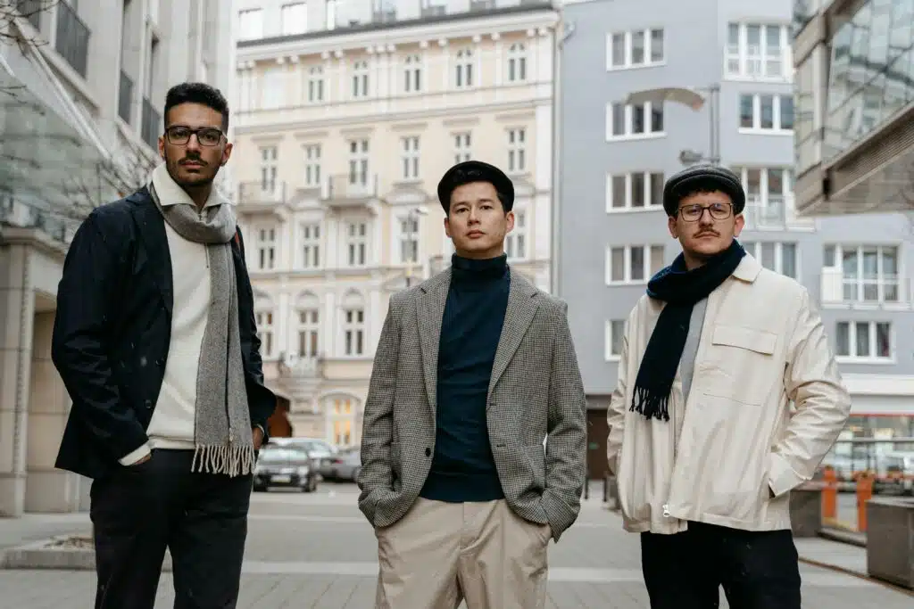 how to wear a scarf men